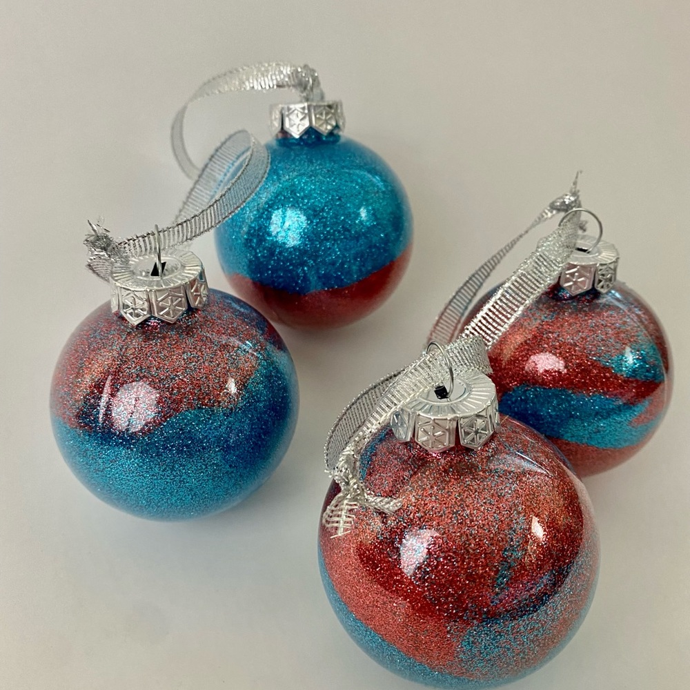❤️4 for $25❤️Set of 4 ombre red and blue glitter ornaments - Picture 3 of 4